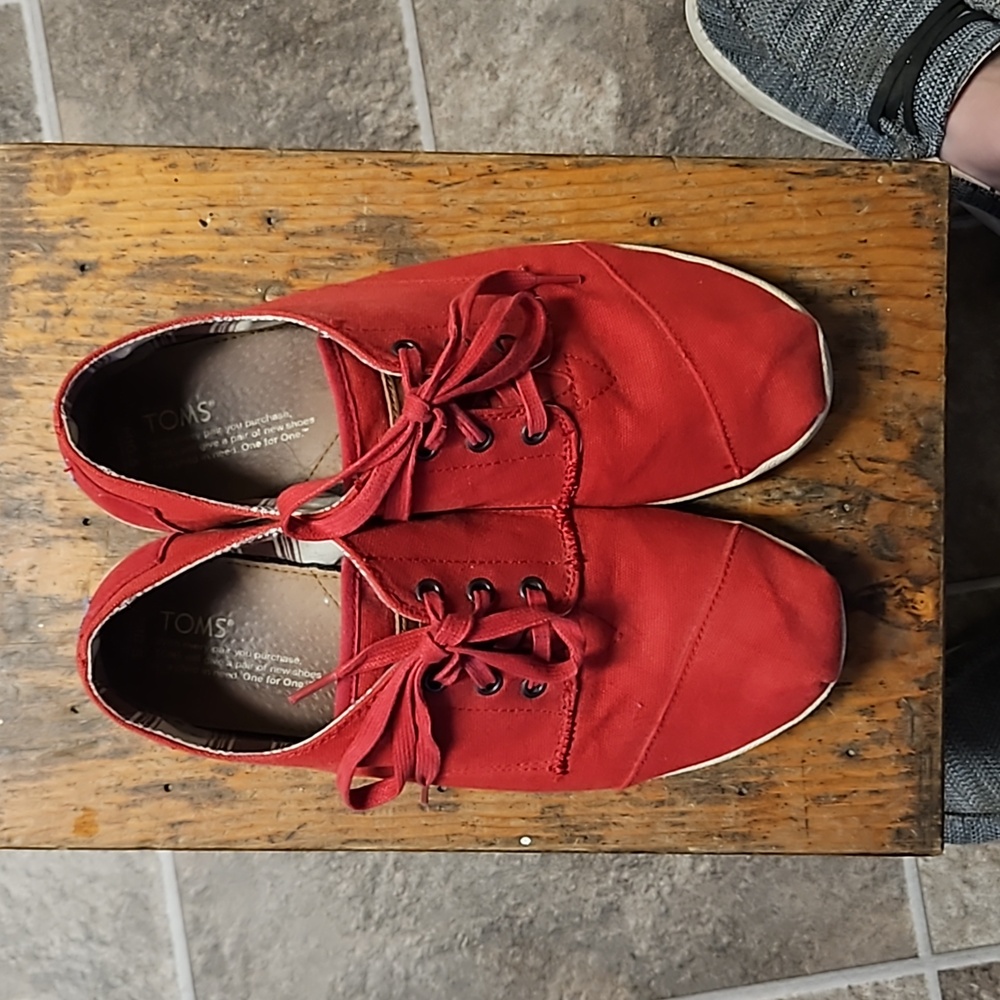 Mens red Paseo Tom's, size 10.5